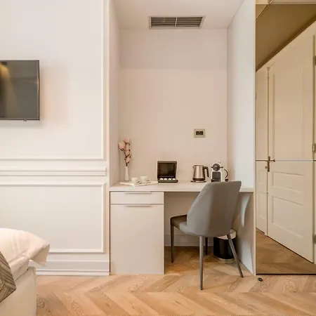 Luxury L'avenue Pensión 4*